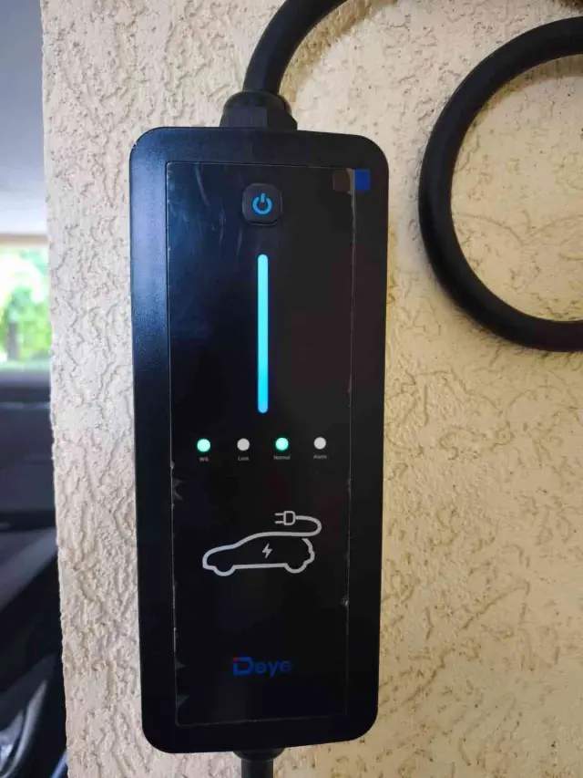 Cargador Deye para vehículos eléctricos instalado en una cochera