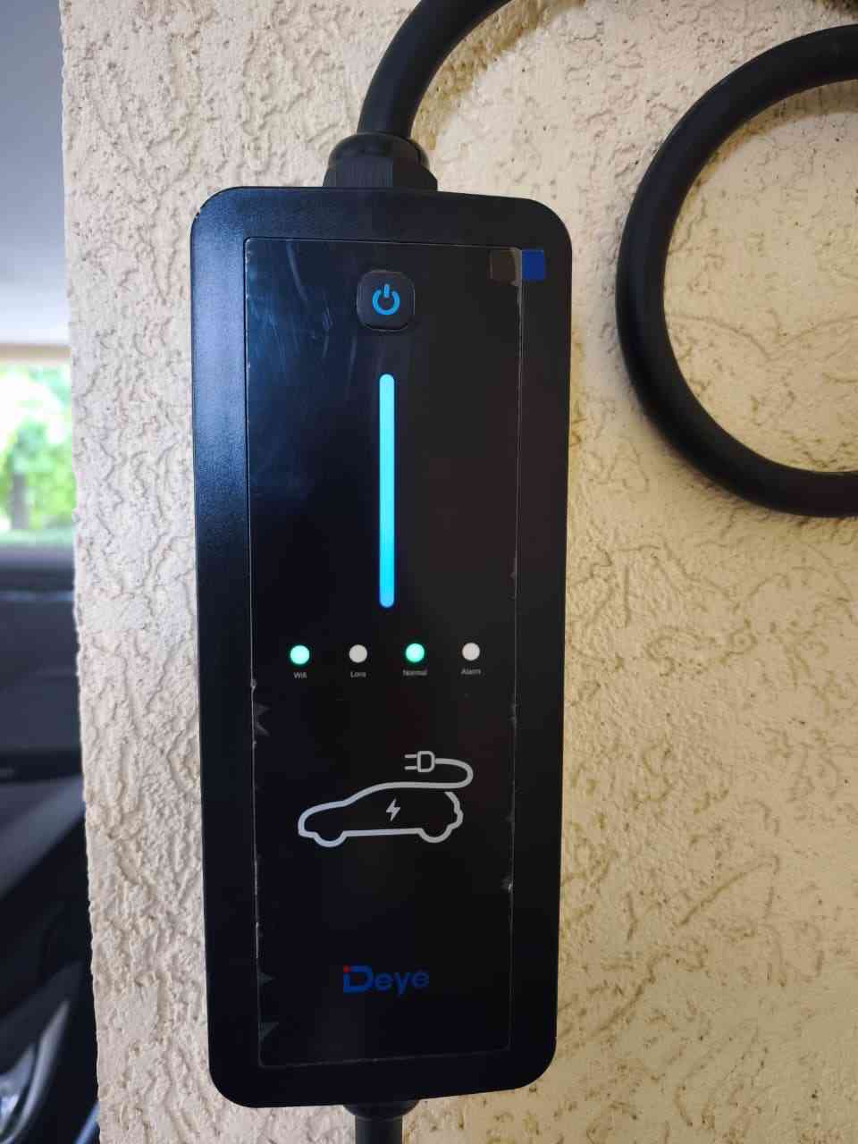 Cargador DEYE instalado junto a un sistema solar