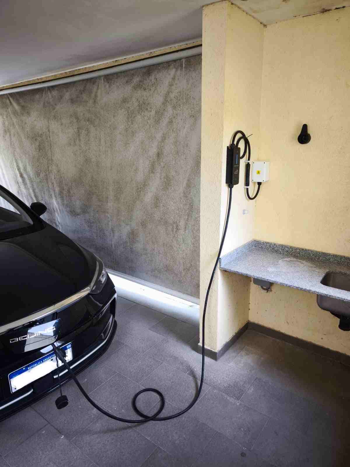Vehículo eléctrico cargando con energía solar