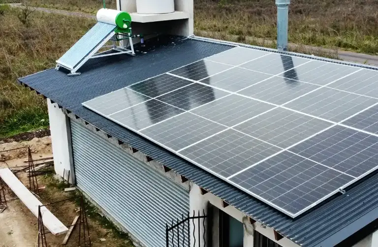 Galpón rural con paneles y termotanque solar
