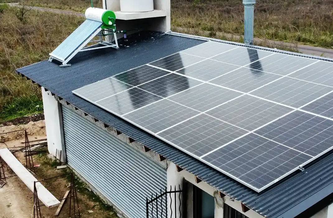 Galpón rural con paneles y termotanque solar