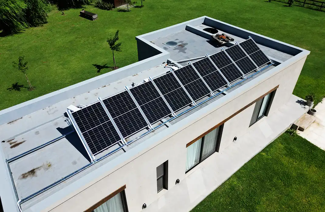 Paneles solares sobre techo plano de casa moderna