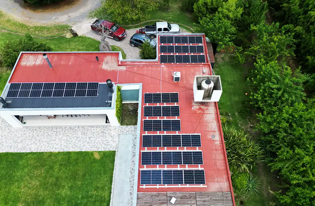 Casa quinta con paneles solares en dos techos, vista aérea